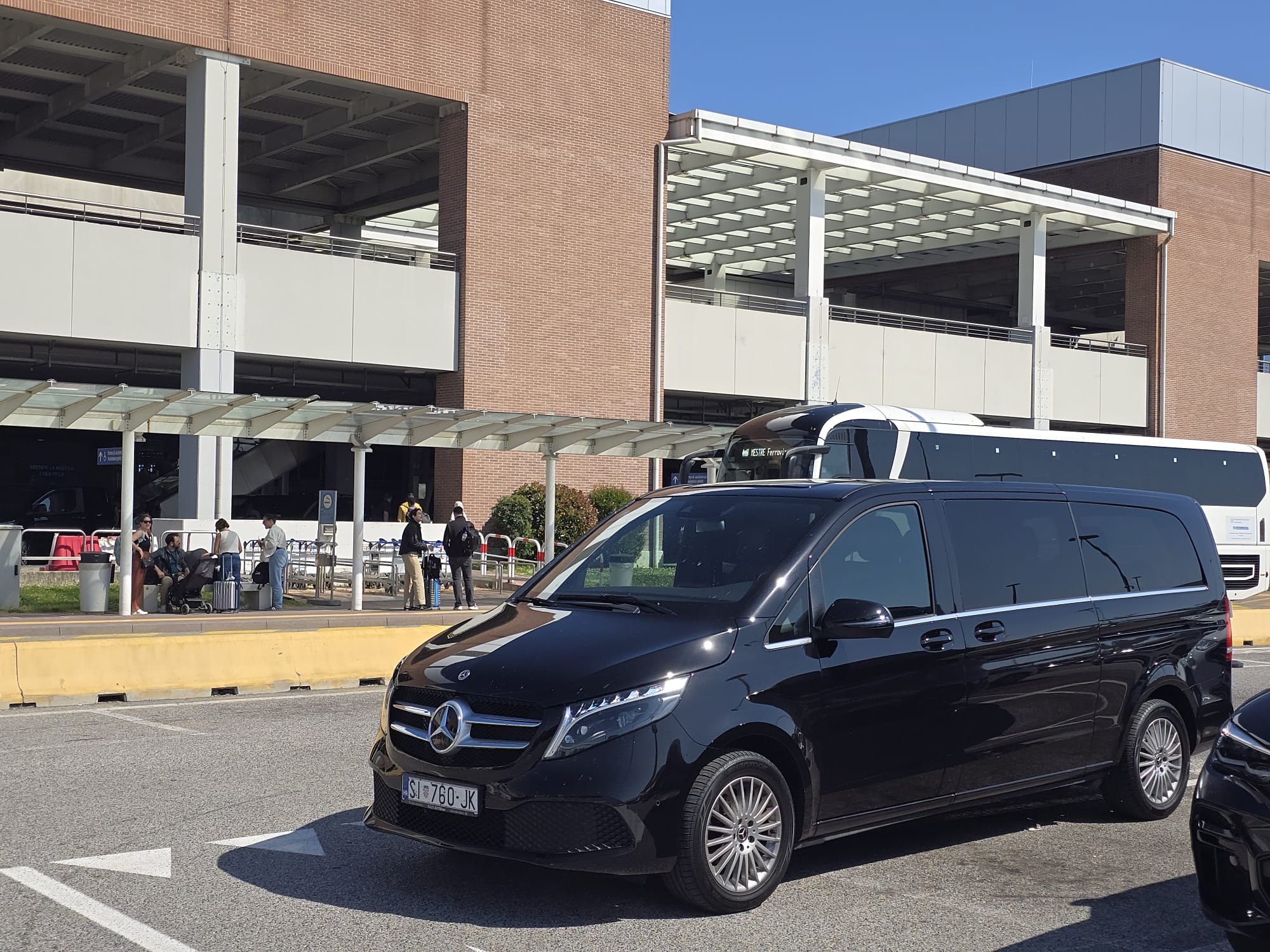 Cipollina Mercedes V-Class VIP minivan with professional chauffeur — group taxi transfers from Šibenik for up to 7 passengers